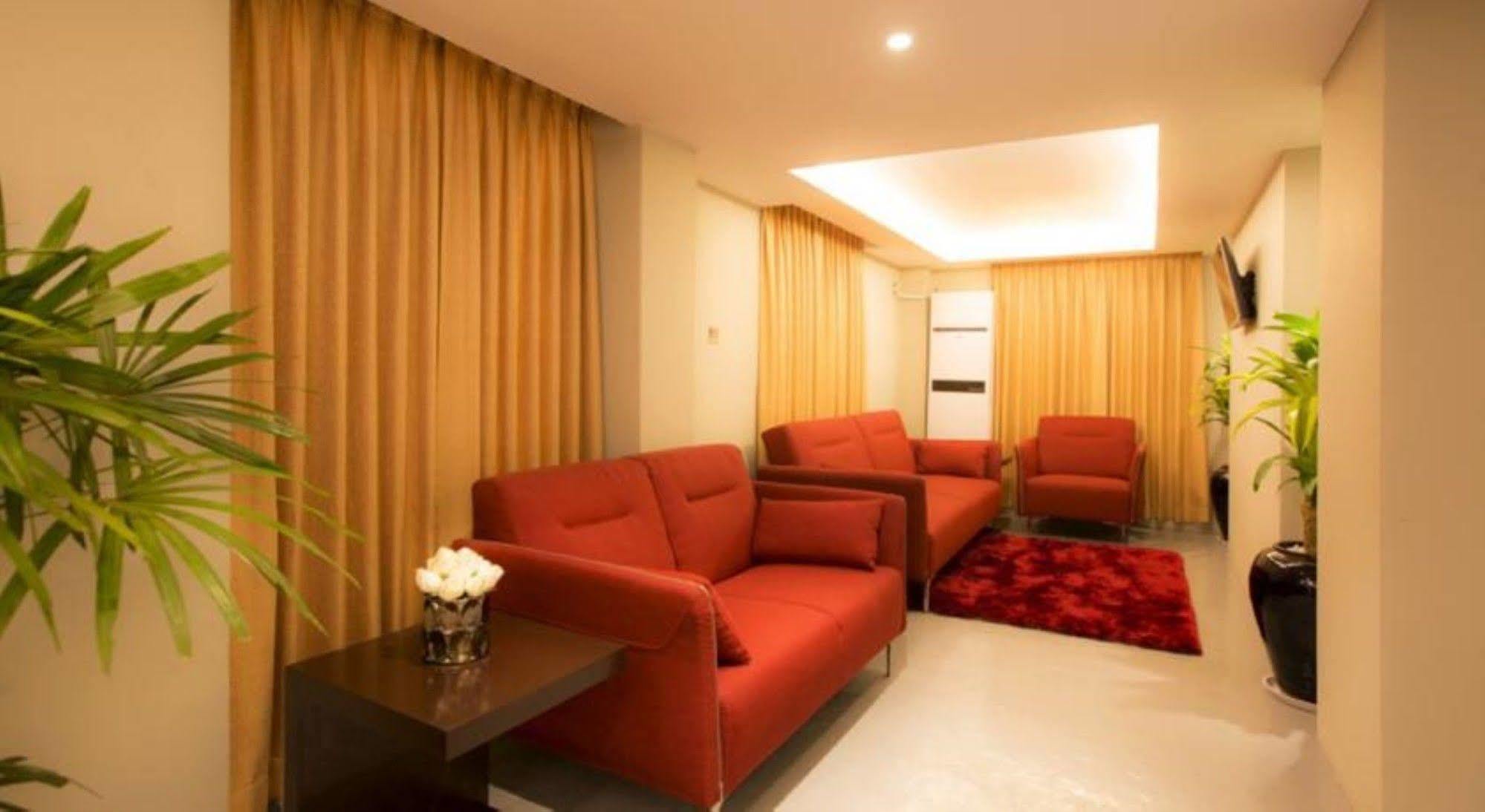 Shwe Pyi San Yar Hotel Yangón Exterior foto